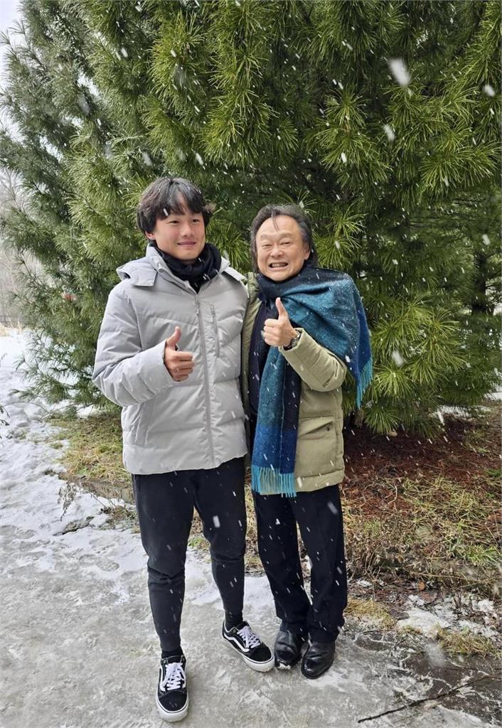 王世堅霸氣「到這」辦海外旅遊 寫8字曝「意外」2亮點網:出國還這樣