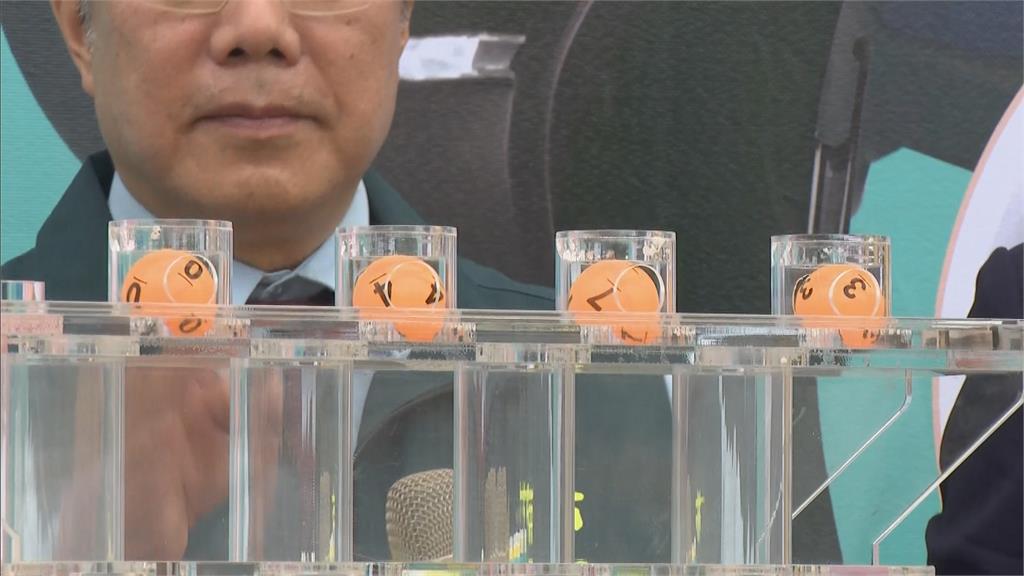 臺南購物節「月月抽」首次抽獎 黃偉哲抽出鑽戒等好禮