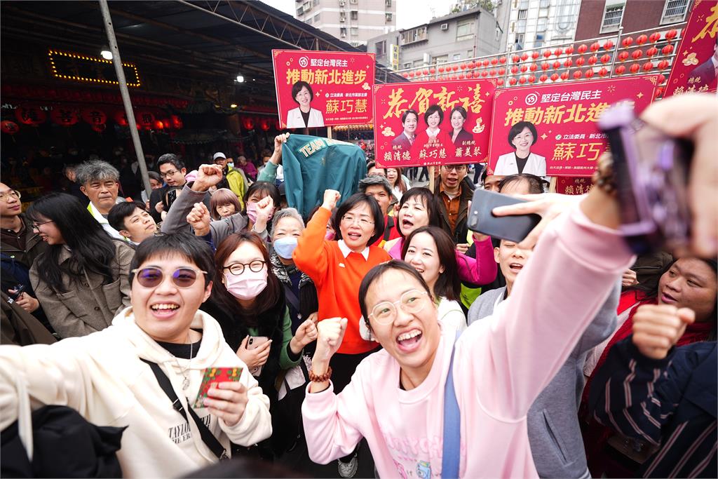 快新聞／被喊選市長一定挺！合體蕭美琴發福袋人氣旺　蘇巧慧：開議後繼續拚