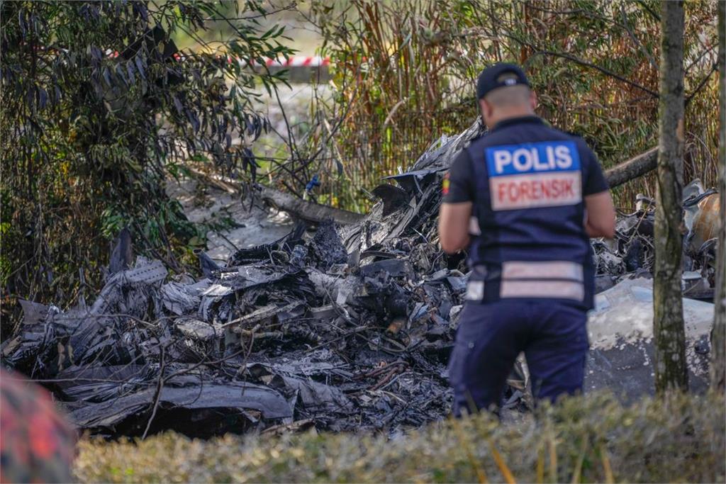畫面曝光！馬來西亞飛機墜高速公路　逾10死罹難包含多位政治人物