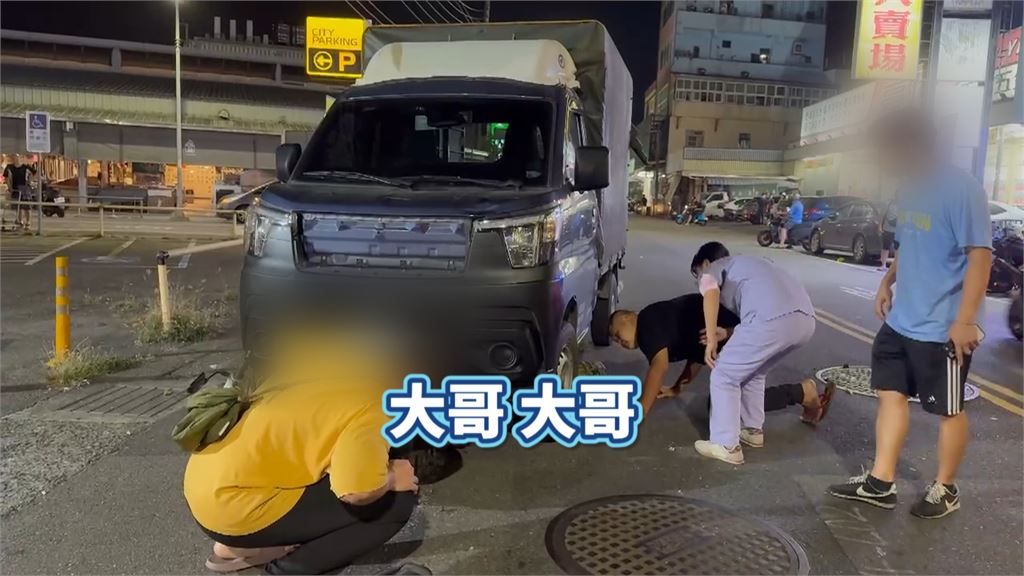 撞擊瞬間曝光！　機車突竄出貨車反應不及撞上　騎士「連人帶車」捲進車底