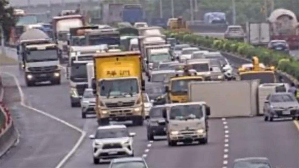 疑天雨路滑！彰化西濱北上171K貨櫃車翻覆　尖峰時段一度大塞車