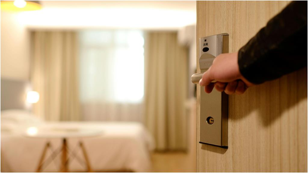 民宿規定「早上11點退房」不人道？背後「辛酸原因曝光」掀兩派論戰！