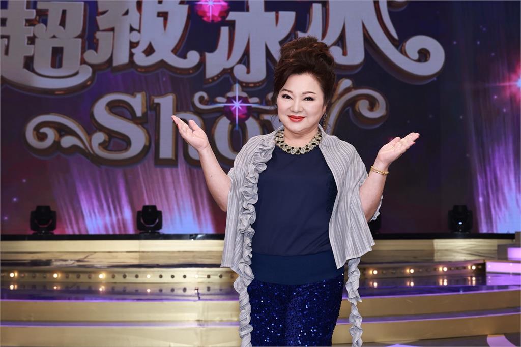 跟往生藝人並列海報開罵!邵大倫受託端一盤紅豆餅跪下向白冰冰「負餅請罪」