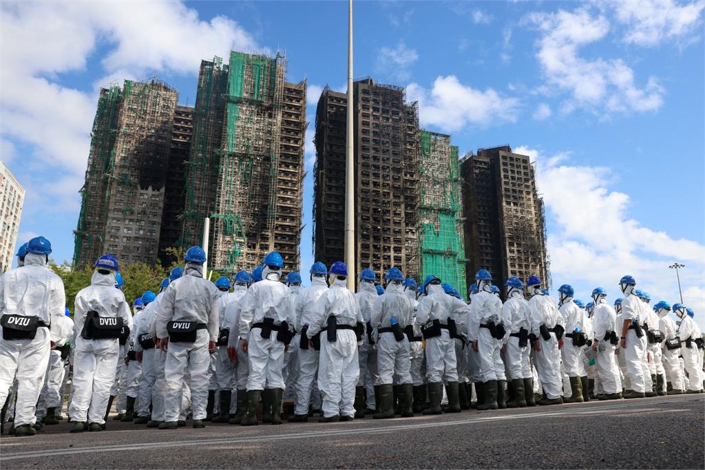 快新聞/港警動員600名人力救援 單親媽媽淚訴「買樓、維修費花光畢生積蓄」