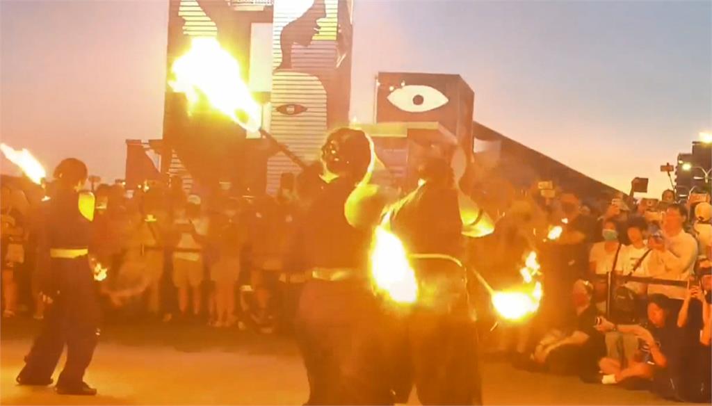 龍焰點亮高雄駁二夜空　「龍族前傳」限定展降臨港都