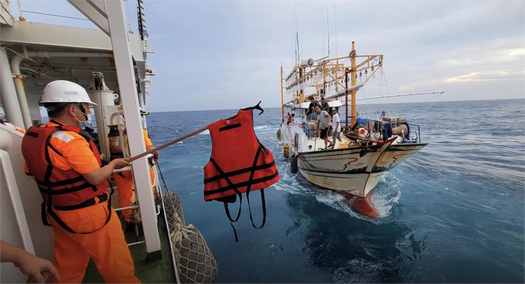 快新聞／印尼漁工身體不適疑似中風　桃園艦與海鷗直升機「海空接力」協助送醫