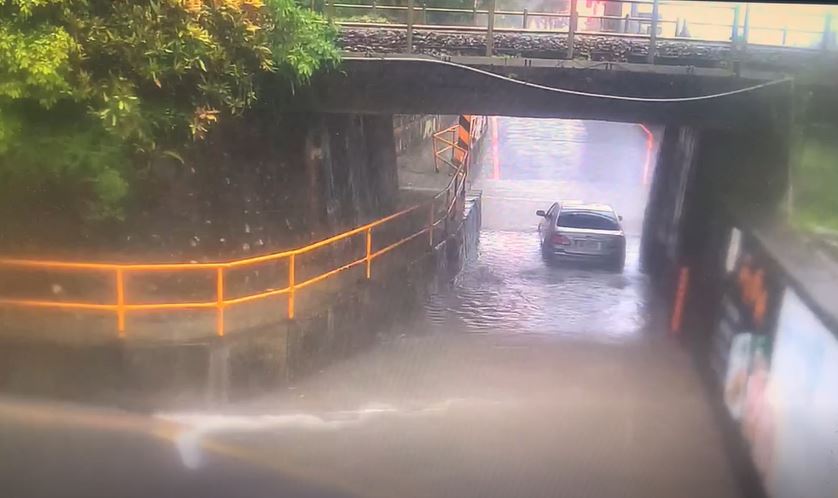 共伴發威! 宜蘭校園變水樂園 國5車輛打滑釀撞