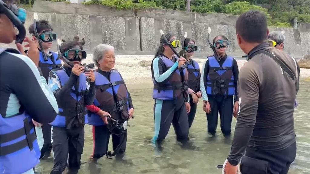 與海龜同框！「大港阿嬤」首度浮潛　笑喊：還是跳舞比較有趣　