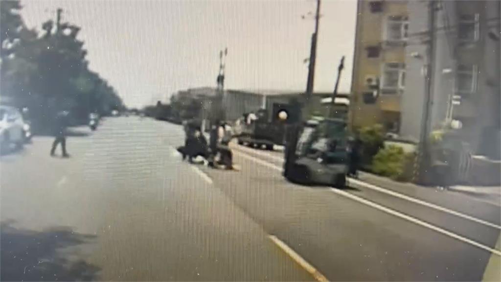 堆高機違規橫越馬路! 外送員沒閃過 當場被撞飛不治