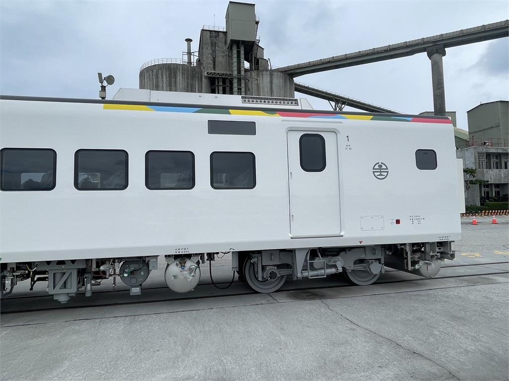 快新聞／台鐵EMU3000首編特仕車抵台　預計明年春節開行花東線