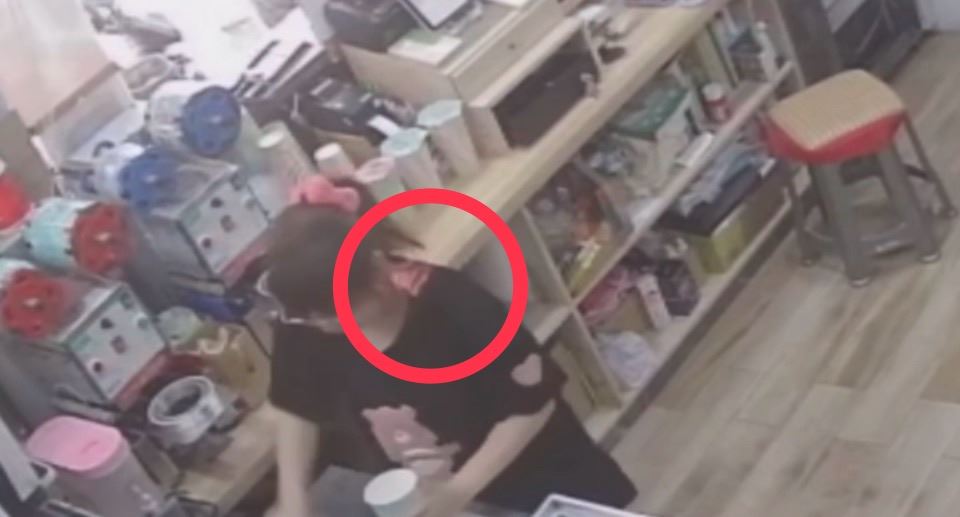 鄰店燒金紙不加蓋火星隨風飄　飲料店老闆娘脖子遭二度燙傷