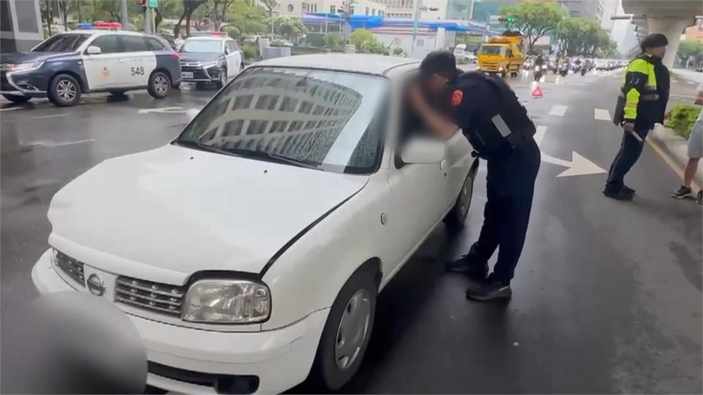 又是酒駕!醉駕駛撞翻公車站牌後翻車 酒測值0.23毫克