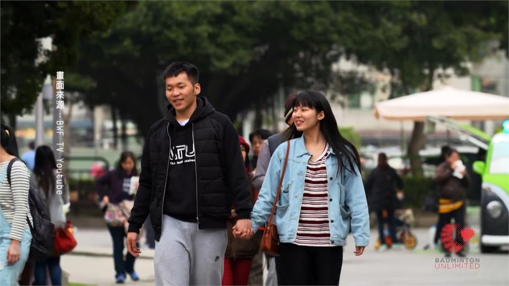 李洋罕見PO照帶女友出國玩 稱「第一次出國沒帶球拍」