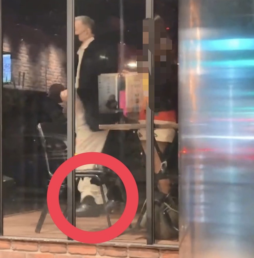 獨家／沈慶京坐輪椅賣慘？情人節前夕進音樂餐廳　與女子搖擺跳舞畫面曝光