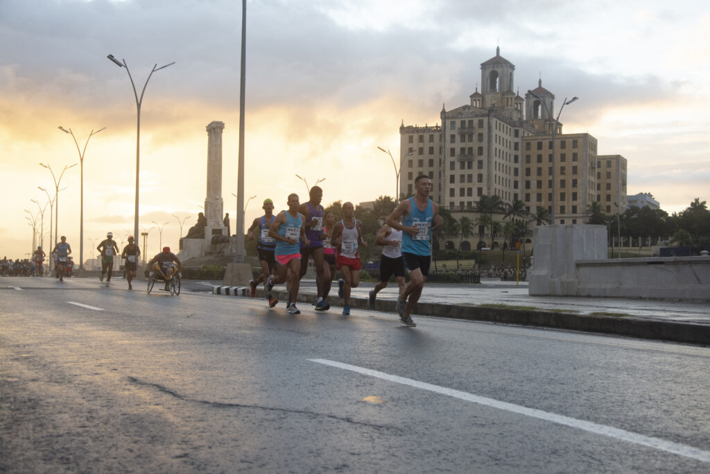 馬拉巴納馬拉松賽　吸引三千跑者一覽古巴美景