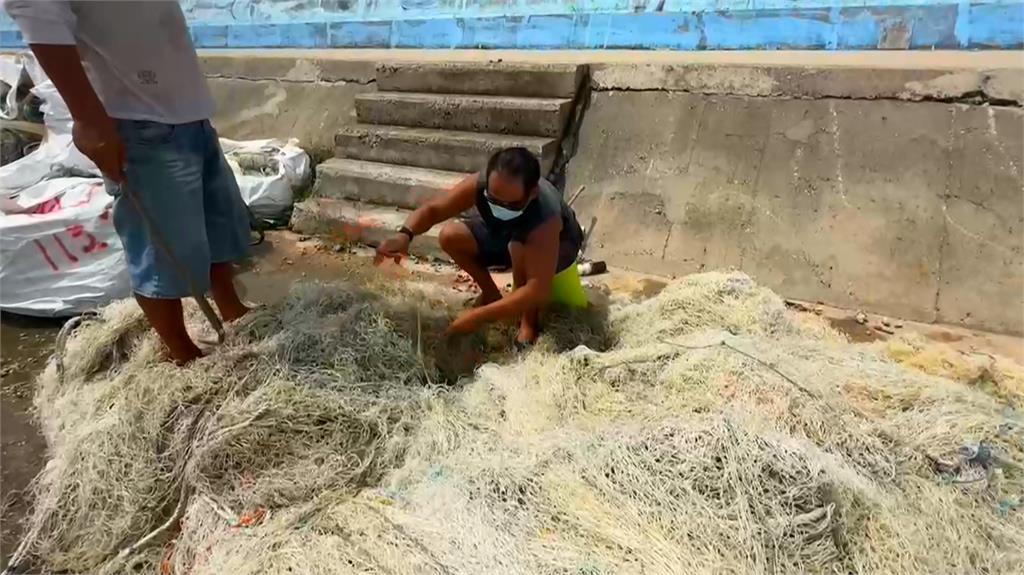 澎湖海洋生態遭破壞　環境部長彭啓明親自下水清除海底覆網