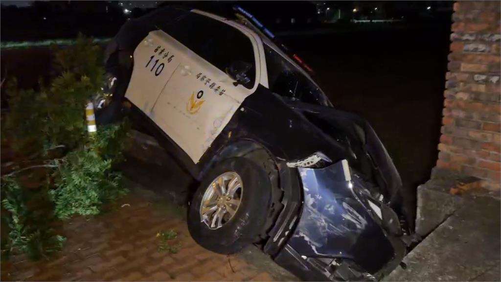 警車圍捕七旬毒蟲撞樹卡水溝　員警脫困後腦杓流血