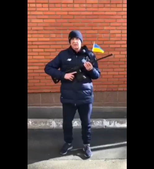 63歲烏克蘭足球傳奇宣布參軍　持槍怒轟俄羅斯：我會保護祖國！