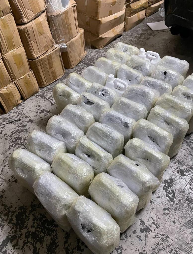快新聞／80萬支電子煙險流市面！海巡重拳瓦解黑工廠　1.6噸煙油全數查扣