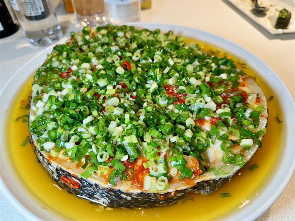 多圖/林百里揪黃仁勳「AI晚宴」19道料理全開箱!隱藏版包場菜單獨家揭密