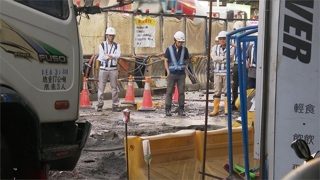 環狀線新埔民生站地下道「滲水下陷」 住家鐵門變形關不起來