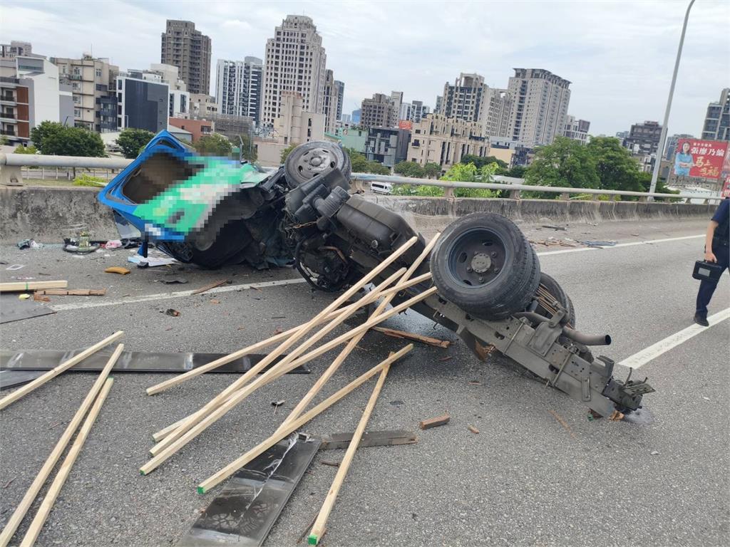 快新聞／不幸中的大幸！台74小貨車遭猛撞「翻車捲成麻花」　駕駛僅輕傷還能脫困