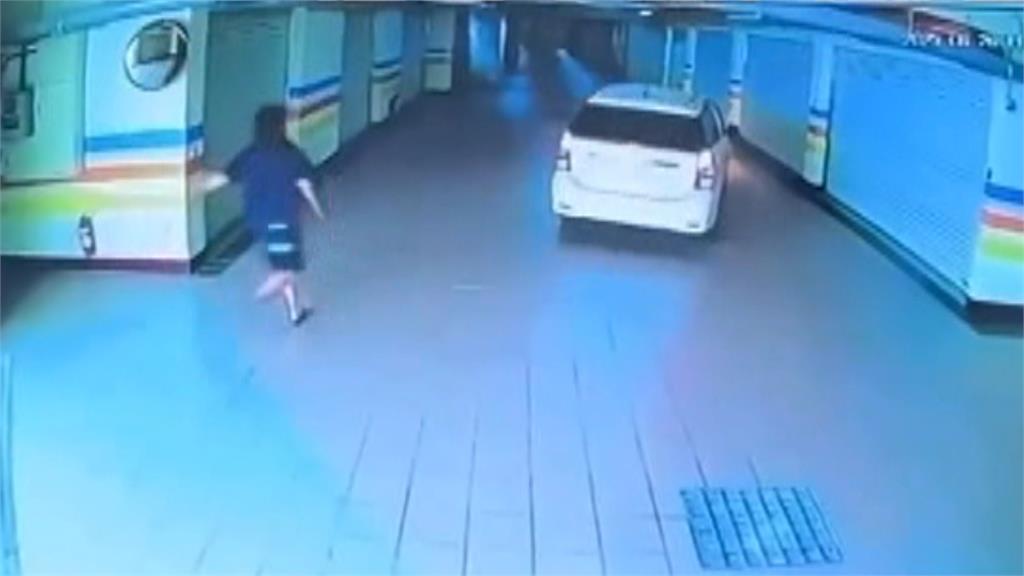 這不是自動駕駛!疑手煞車沒拉車輛滑進地下室 車主後頭猛追