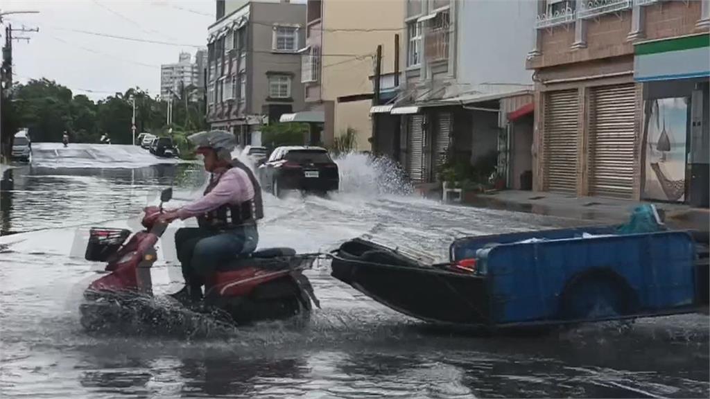 暴雨侵襲恰逢大潮 東港海水倒灌、前鎮漁港漁市淹水