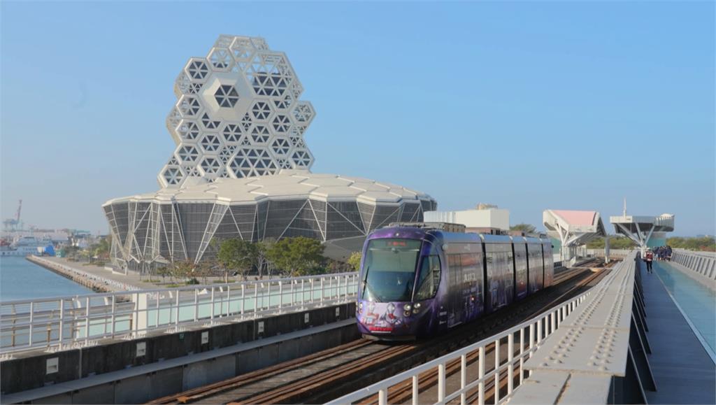 超人力霸王降臨高雄愛河灣　渡輪、輕軌「全城應援」