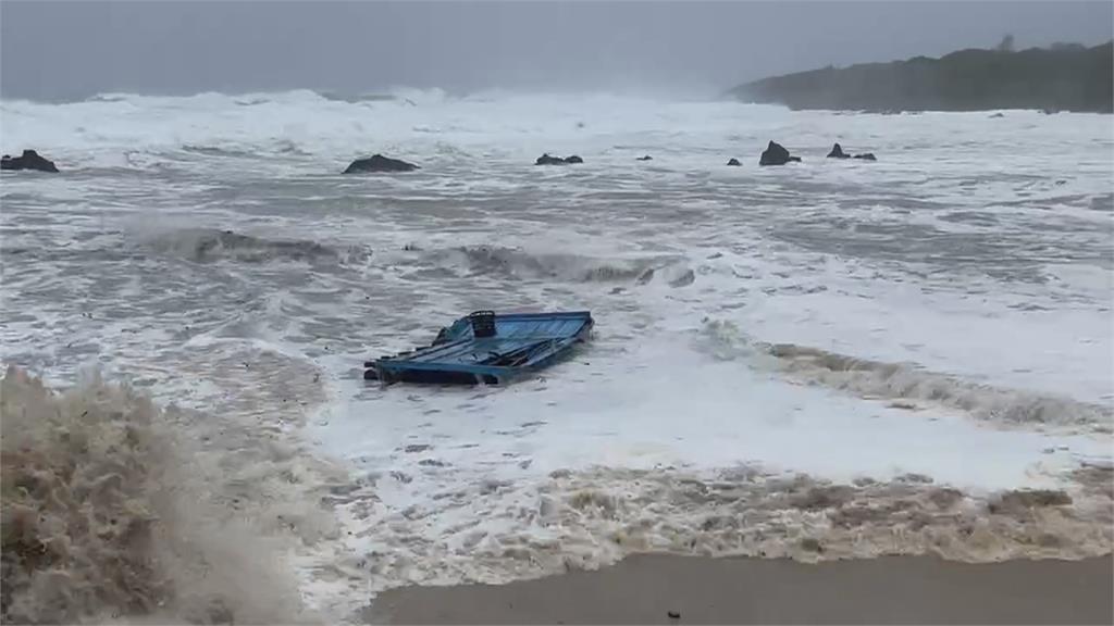 「杜蘇芮」影響墾丁風雨強勁　香蕉灣大浪直接打上路面