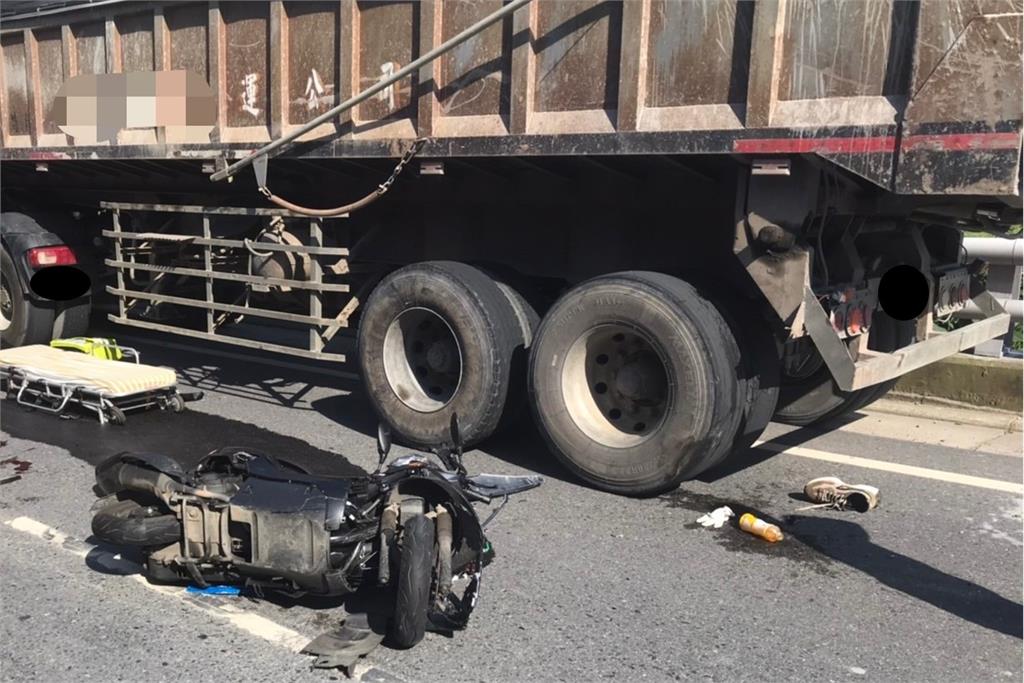 快新聞／新北林口下午「機車自撞砂石車」　男無生命跡象送醫急救