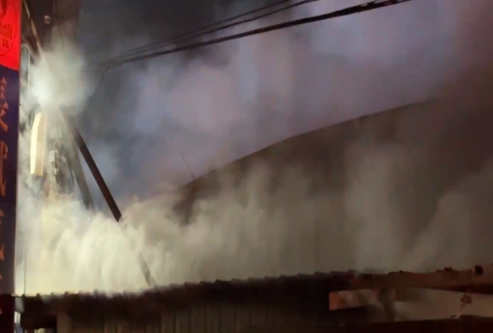 高雄大樹汽車保養廠凌晨大火　爆炸聲四起.火勢猛烈　一女葬一樓夾層