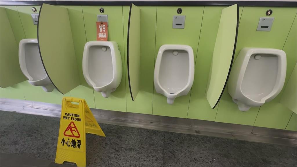 小便斗的反擊?! 男子國道服務區解放 水柱失控噴濕褲襠