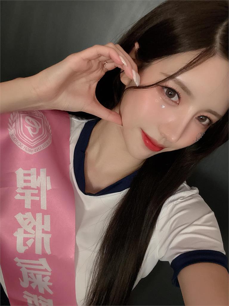 嗨過頭「騎隊旗」遭轟帶衰輸球!南珉貞認「首次見大量負評」哭了:透不過氣…