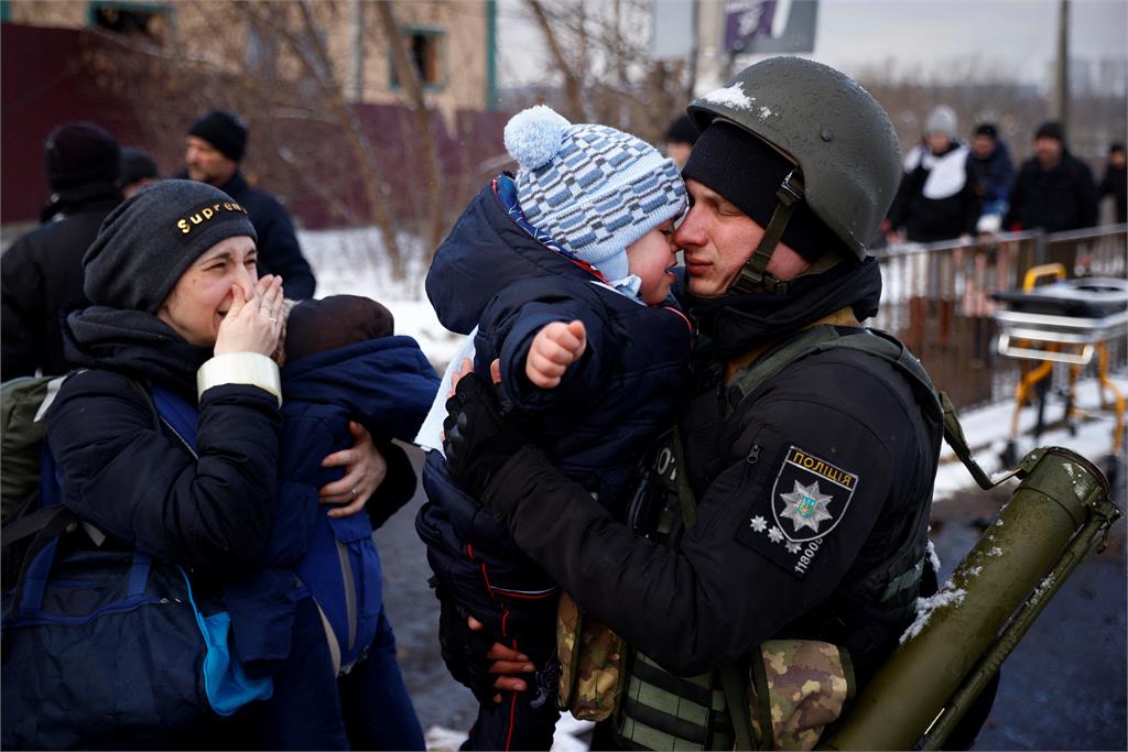 戰爭無情！烏克蘭男童「不要糖只要爸爸」哭搥父親頭盔拒分離