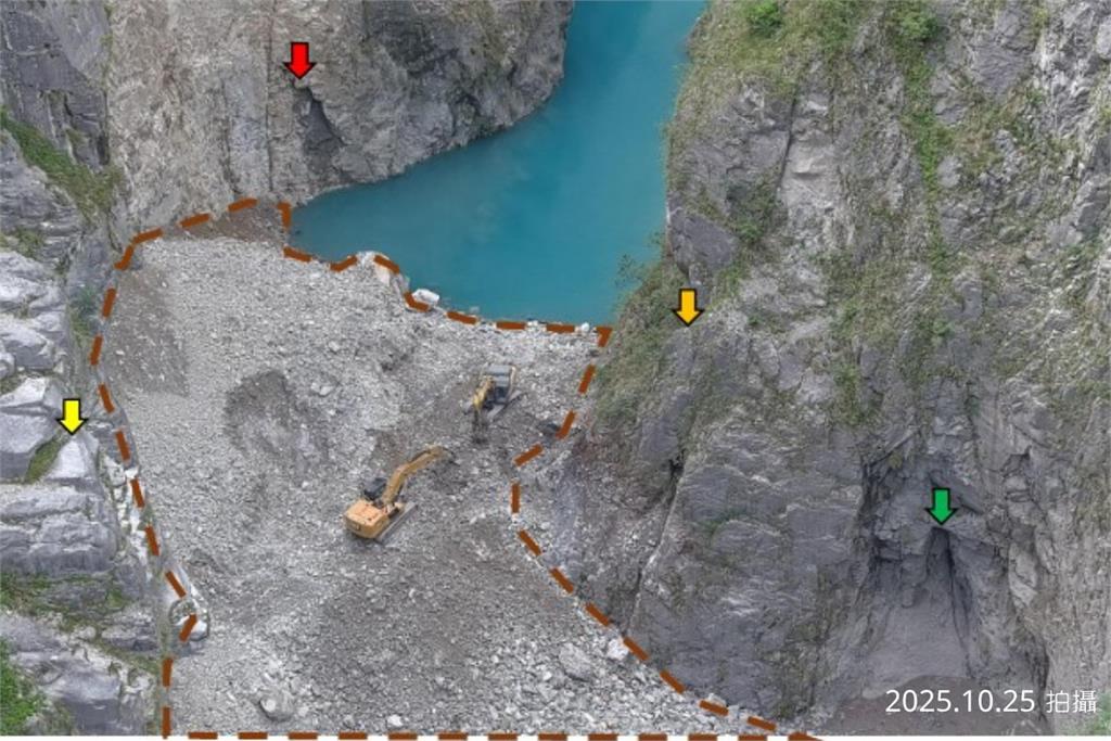 燕子口堰塞湖崩解「大量泥流衝出」!中橫靳珩隧道西口「蒂芬妮藍湖」完全消失
