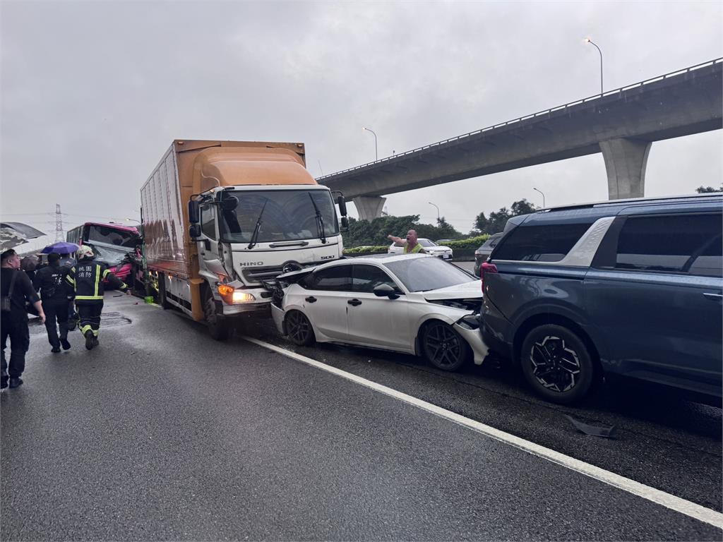 快新聞／國一林口交流道「9車連環撞」釀30傷！現場畫面曝