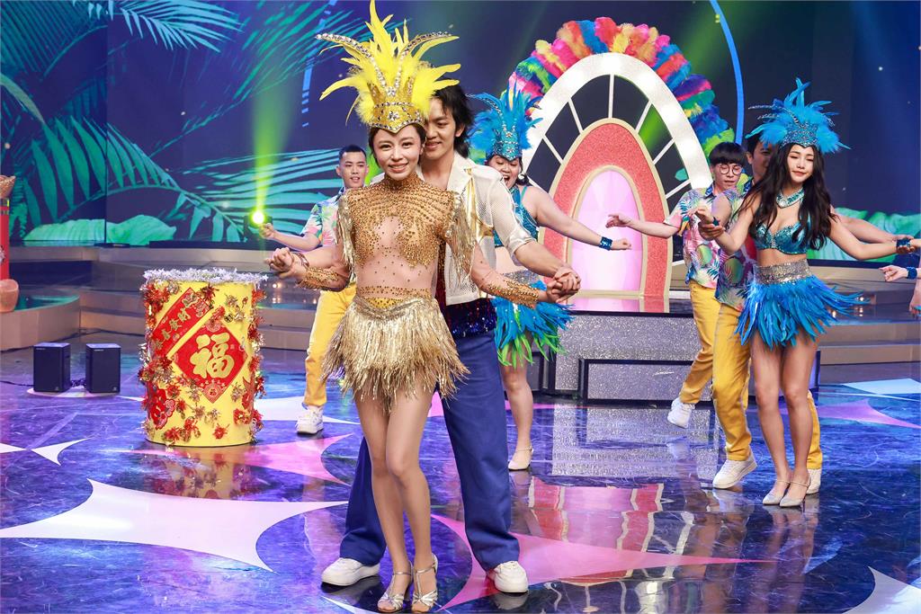 性感舞蹈流蘇整排飛起！王瞳、賴慧如邊扭邊問「我們有沒有很像洗車場的二根刷子」