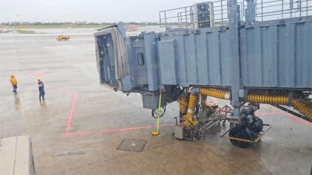 康芮襲台!桃機取消267航班 強風吹拂「班機降落機頭傾斜」
