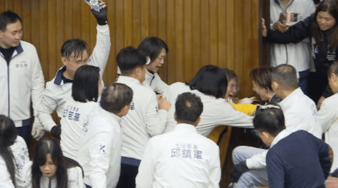 快新聞/「金門坦克」來襲!藍委搶回主席台 綠委全被「強制清出」