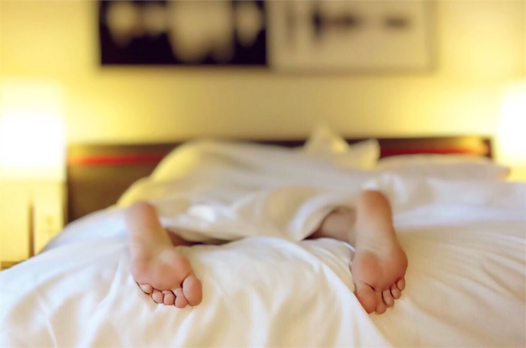 把自己打骨折!60歲女「睡中1舉動」竟是重症前兆:恐失智失能…