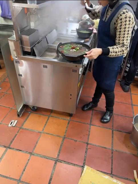 超噁!新竹知名餐廳「闆娘做1舉動」後上菜 影片網驚呆:動作行雲流水