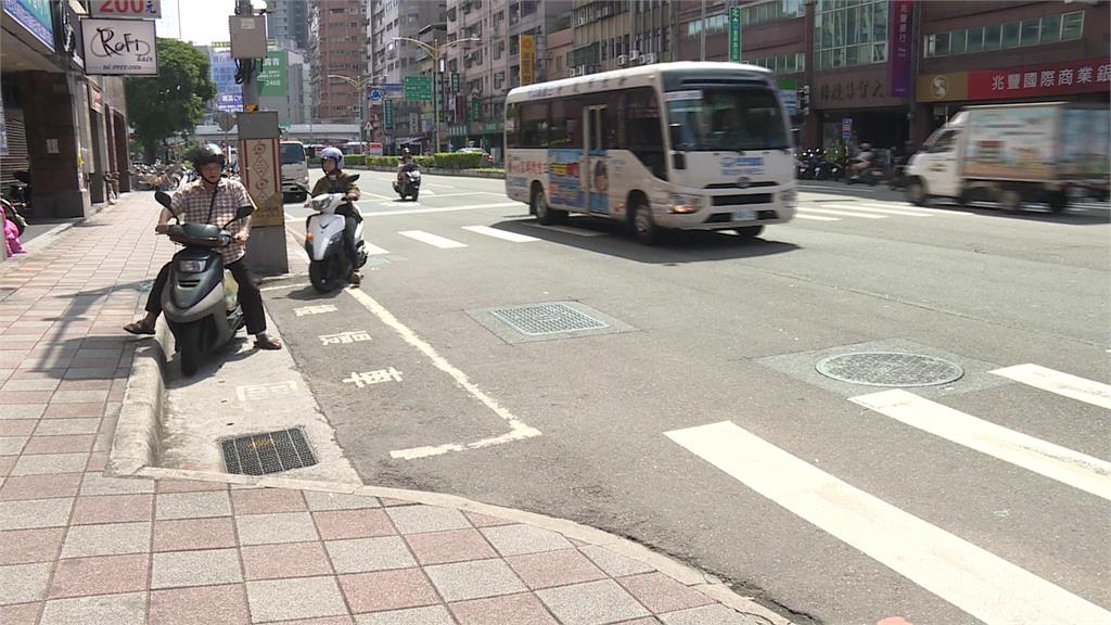 待轉之際險被公車擦撞 騎士:伸手就能觸碰 差點天人永隔