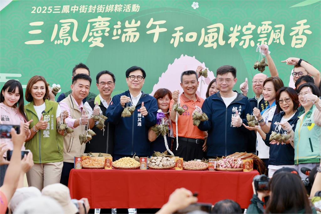 快新聞/陳其邁親手包粽迎端午 笑喊:下任市長每年都要來