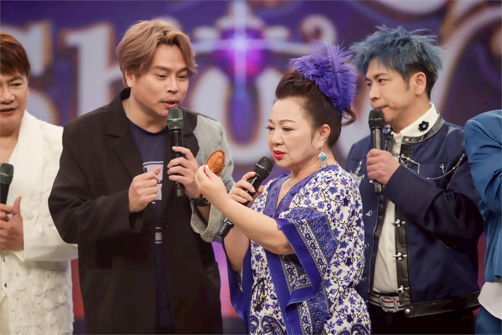 白冰冰點「佛心」外送直送錄影現場還上台！讓來賓直呼這雞蛋糕有洋蔥