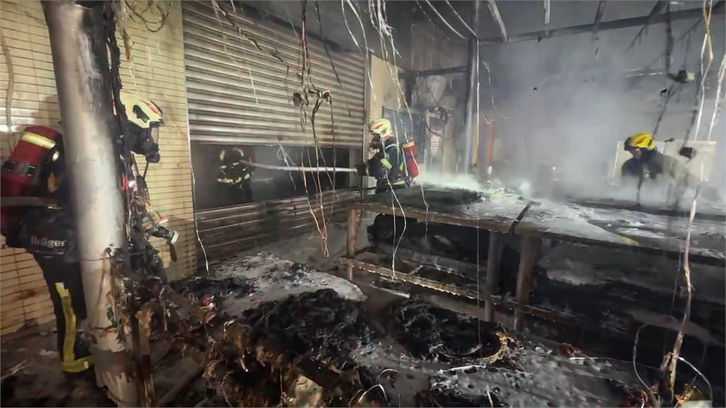 基隆果菜市場內廟深夜大火! 火勢全面燃燒幸無人傷亡