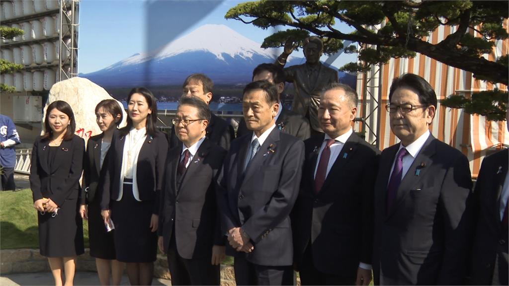 日本自民黨參議員訪台 赴保安堂向安倍銅像獻花致敬