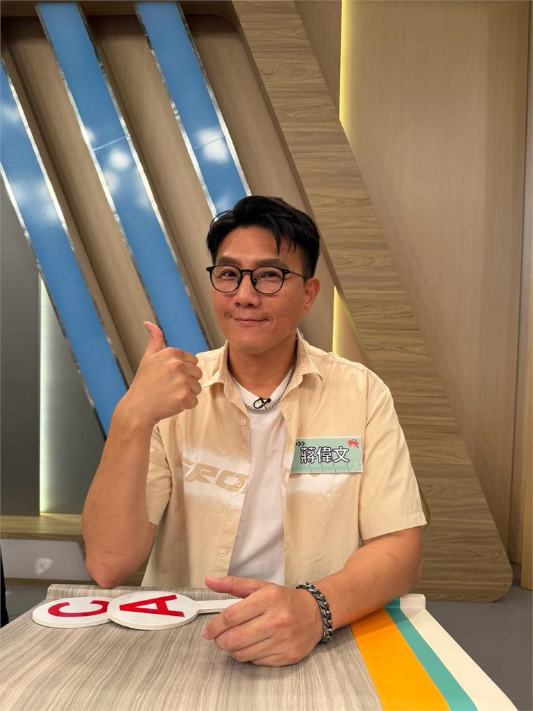 蔣偉文靜脈曲張第一期就開刀！隔天拄拐杖照接外景