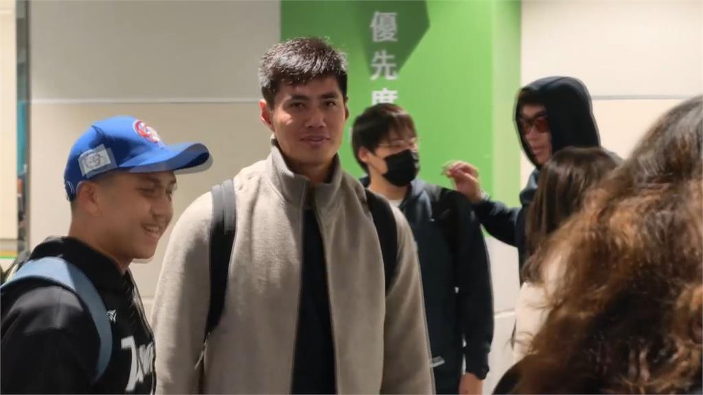 綠委+後勤團隊前往東京　候機室擠滿球迷挺台做後盾